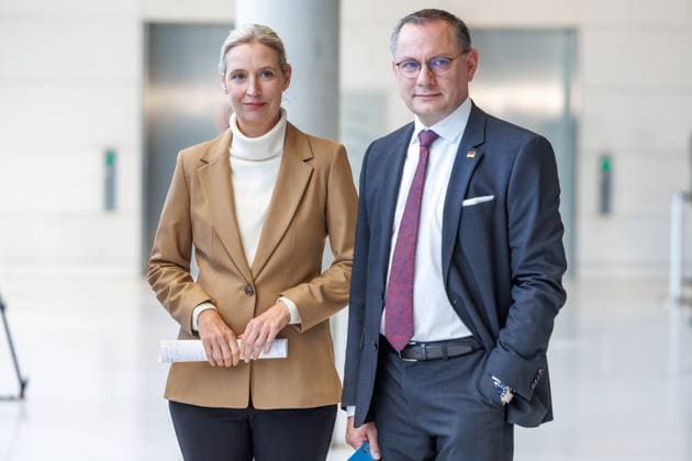 Statement AfD Alice Weidel und Tino Chrupalla (AfD), bei einem Statement der AfD am 04.11.25 in Berlin. Berlin Berlin Deutschland Reichstag *** Statement AfD Alice Weidel and Tino Chrupalla AfD , at a statement of the AfD on 04 11 25 in Berlin Berlin Germany Reichstag