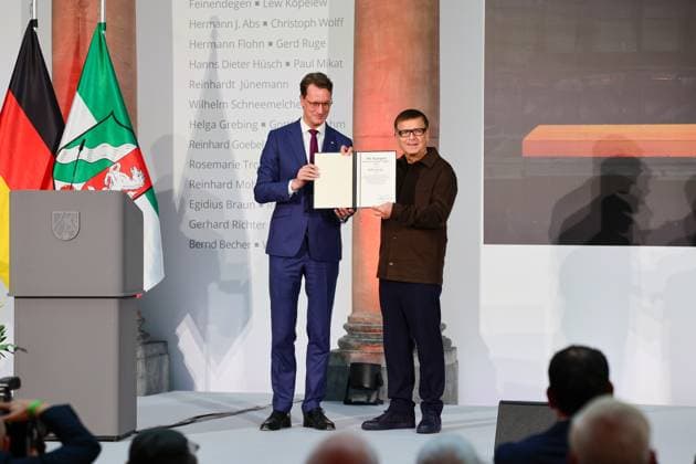 Verleihung des Staatspreises des Landes Nordrhein-Westfalen an Andreas Gursky - NRW Misister-Präsident Hendrik Wüst überreicht den NRW Staatspreis 2025 an Fotograf Andreas Gursky Düsseldorf K21 Ständehausw NRW Deutzschland