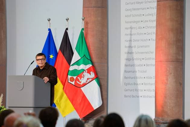 Verleihung des Staatspreises des Landes Nordrhein-Westfalen an Andreas Gursky - Der Preisträger 2025 Andreas Gursky bei seiner Dankesrede vor 250 Gästen Düsseldorf K21 Ständehaus NRW Düsseldorf