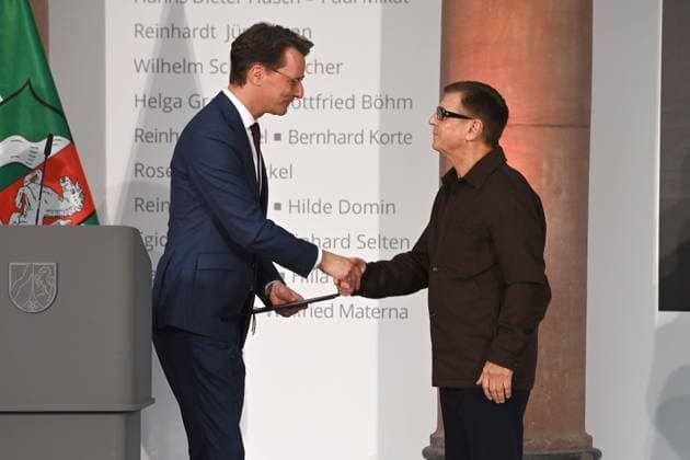 v.l. Hendrik WUEST, Wüst, CDU, Ministerpraesident des Landes Nordrhein-Westfalen, verleiht den Staatspreis NRW an Andreas GURSKY, Fotograf, Verleihung des Staatspreises des Landes Nordrhein-Westfalen in Duesseldorf am 04.11.2025