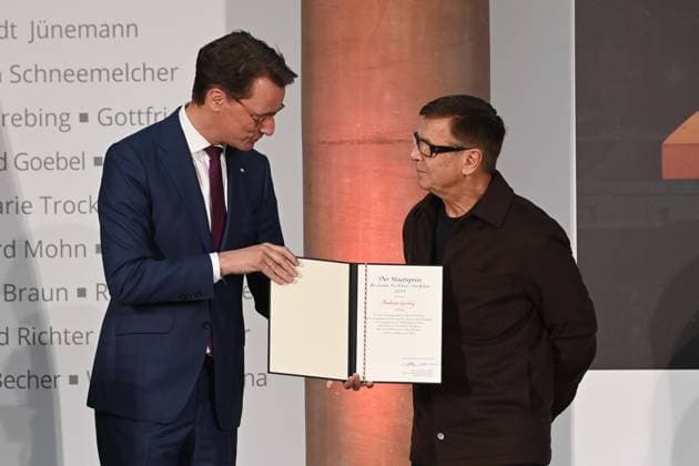 v.l. Hendrik WUEST, Wüst, CDU, Ministerpraesident des Landes Nordrhein-Westfalen, verleiht den Staatspreis NRW an Andreas GURSKY, Fotograf, Verleihung des Staatspreises des Landes Nordrhein-Westfalen in Duesseldorf am 04.11.2025