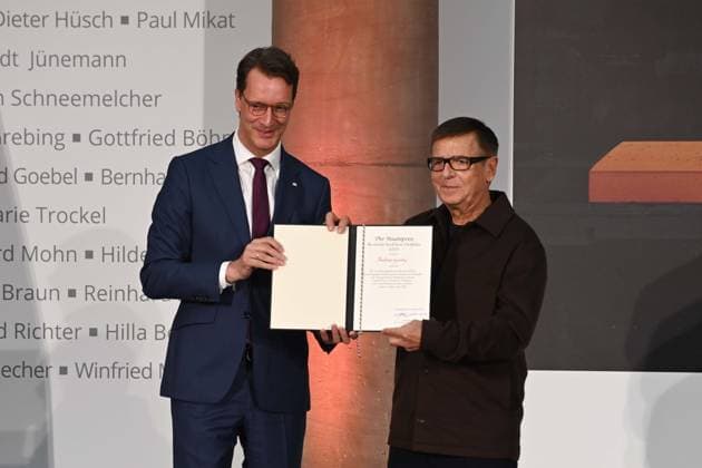 v.l. Hendrik WUEST, Wüst, CDU, Ministerpraesident des Landes Nordrhein-Westfalen, verleiht den Staatspreis NRW an Andreas GURSKY, Fotograf, Verleihung des Staatspreises des Landes Nordrhein-Westfalen in Duesseldorf am 04.11.2025