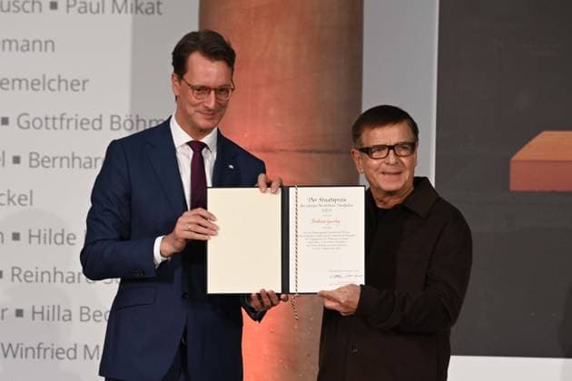 v.l. Hendrik WUEST, Wüst, CDU, Ministerpraesident des Landes Nordrhein-Westfalen, verleiht den Staatspreis NRW an Andreas GURSKY, Fotograf, Verleihung des Staatspreises des Landes Nordrhein-Westfalen in Duesseldorf am 04.11.2025