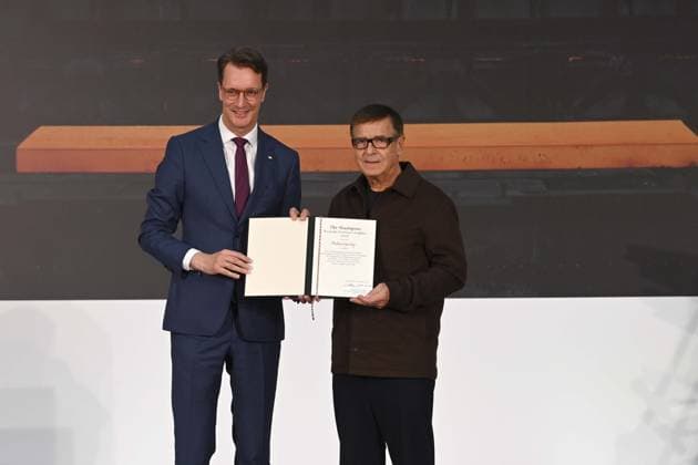 v.l. Hendrik WUEST, Wüst, CDU, Ministerpraesident des Landes Nordrhein-Westfalen, verleiht den Staatspreis NRW an Andreas GURSKY, Fotograf, Verleihung des Staatspreises des Landes Nordrhein-Westfalen in Duesseldorf am 04.11.2025