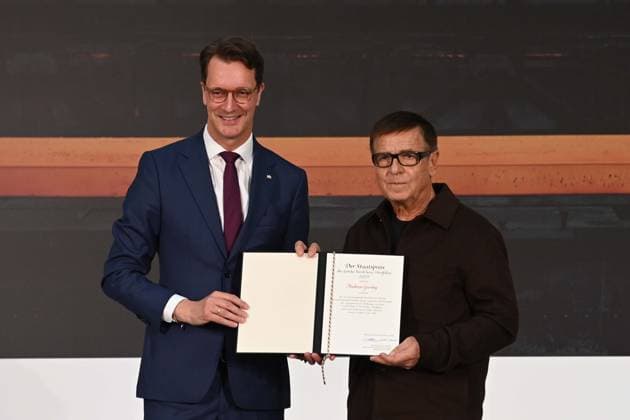 v.l. Hendrik WUEST, Wüst, CDU, Ministerpraesident des Landes Nordrhein-Westfalen, verleiht den Staatspreis NRW an Andreas GURSKY, Fotograf, Verleihung des Staatspreises des Landes Nordrhein-Westfalen in Duesseldorf am 04.11.2025