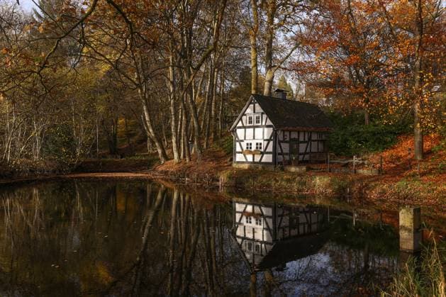 Herbst im Siegerland. Das Backhaus am Pfarrteich in Freudenberg-Oberholzklau in Herbstlicher Atmosphaere (Atmosphäre) spiegelt sich im Wasser. Herbst im Siegerland am 04.11.2025 in Freudenberg Deutschland. *** Autumn in Siegerland The bakery at the parish pond in Freudenberg Oberholzklau in autumnal atmosphere Atmosphaere reflected in the water Autumn in Siegerland on 04 11 2025 in Freudenberg Germany