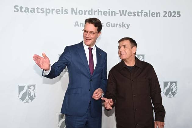 v.l. Hendrik WUEST, Wüst, CDU, Ministerpraesident des Landes Nordrhein-Westfalen, Andreas GURSKY, Fotograf, Verleihung des Staatspreises des Landes Nordrhein-Westfalen in Duesseldorf am 04.11.2025