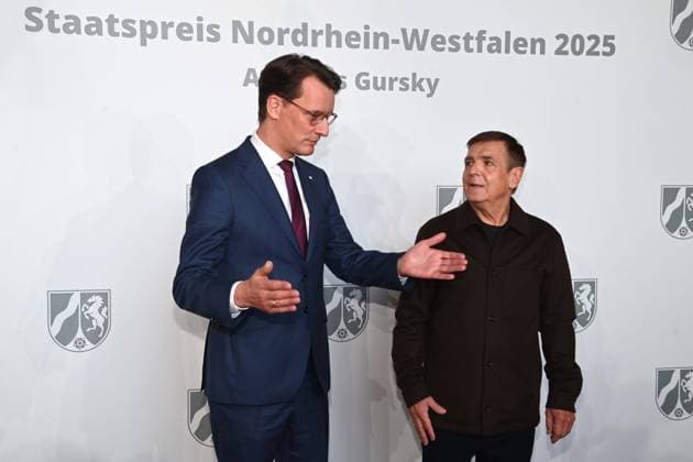 v.l. Hendrik WUEST, Wüst, CDU, Ministerpraesident des Landes Nordrhein-Westfalen, Andreas GURSKY, Fotograf, Verleihung des Staatspreises des Landes Nordrhein-Westfalen in Duesseldorf am 04.11.2025