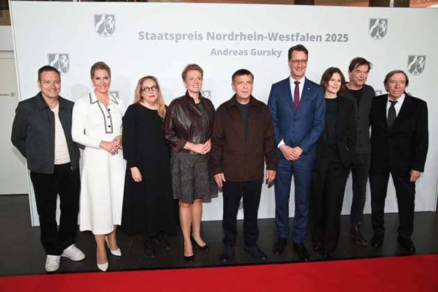 v.l. Dieter NUHR, Judith RAKERS, Susanne PFEFFER, -IB-, Andreas GURSKY, Fotograf, Hendrik WUEST, Wüst, CDU, Ministerpraesident des Landes Nordrhein-Westfalen, Annika GURSKY Franz, CAMPINO, Guenter NETZER, Verleihung des Staatspreises des Landes Nordrhein-Westfalen in Duesseldorf am 04.11.2025