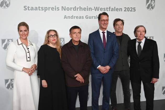v.l. RAKERS, Susanne PFEFFER, Andreas GURSKY, Fotograf, Hendrik WUEST, Wüst, CDU, Ministerpraesident des Landes Nordrhein-Westfalen, , CAMPINO, Guenter NETZER, Verleihung des Staatspreises des Landes Nordrhein-Westfalen in Duesseldorf am 04.11.2025