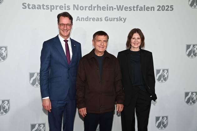 v.l. Hendrik WUEST, Wüst, CDU, Ministerpraesident des Landes Nordrhein-Westfalen, Andreas GURSKY, Fotograf, Annika GURSKY Franz, Verleihung des Staatspreises des Landes Nordrhein-Westfalen in Duesseldorf am 04.11.2025