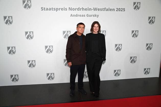 v.l. Andreas GURSKY, Fotograf, und seine Frau Annika GURSKY Franz, Verleihung des Staatspreises des Landes Nordrhein-Westfalen in Duesseldorf am 04.11.2025