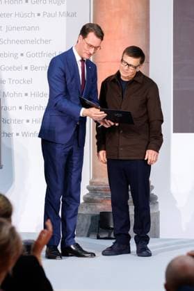 04.11.2025. Düsseldorf. NRW-Ministerpräsident Hendrik Wüst verleiht den Staatspreis an Fotograf Andreas Gursky. Die Laudatio auf den Preisträger hält Susanne Pfeffer, Direktorin des Museums für Moderne Künste in Frankfurt a. M., Camillo Grewe wird die Verleihung musikalisch untermalen. Als enge Vertraute Gurskys werden Andreas Frege (alias Campino) und Günther Netzer ebenfalls an der Veranstaltung und einem Talk über Andreas Gursky teilnehmen. Moderiert wird der Staatspreis von Judith Rakers. Düsseldorf K21, Kunstsammlung Nordrhein-Westfalen Nordrhein-Westfalen Deutschland