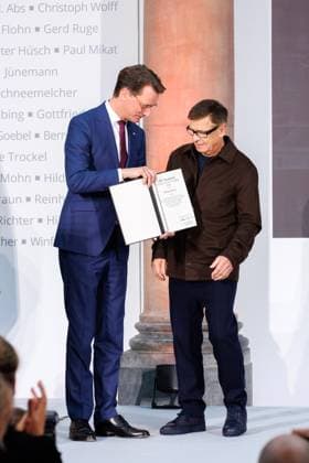04.11.2025. Düsseldorf. NRW-Ministerpräsident Hendrik Wüst verleiht den Staatspreis an Fotograf Andreas Gursky. Die Laudatio auf den Preisträger hält Susanne Pfeffer, Direktorin des Museums für Moderne Künste in Frankfurt a. M., Camillo Grewe wird die Verleihung musikalisch untermalen. Als enge Vertraute Gurskys werden Andreas Frege (alias Campino) und Günther Netzer ebenfalls an der Veranstaltung und einem Talk über Andreas Gursky teilnehmen. Moderiert wird der Staatspreis von Judith Rakers. Düsseldorf K21, Kunstsammlung Nordrhein-Westfalen Nordrhein-Westfalen Deutschland