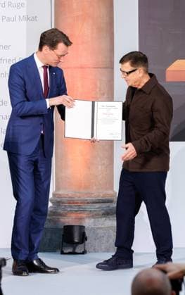 04.11.2025. Düsseldorf. NRW-Ministerpräsident Hendrik Wüst verleiht den Staatspreis an Fotograf Andreas Gursky. Die Laudatio auf den Preisträger hält Susanne Pfeffer, Direktorin des Museums für Moderne Künste in Frankfurt a. M., Camillo Grewe wird die Verleihung musikalisch untermalen. Als enge Vertraute Gurskys werden Andreas Frege (alias Campino) und Günther Netzer ebenfalls an der Veranstaltung und einem Talk über Andreas Gursky teilnehmen. Moderiert wird der Staatspreis von Judith Rakers. Düsseldorf K21, Kunstsammlung Nordrhein-Westfalen Nordrhein-Westfalen Deutschland