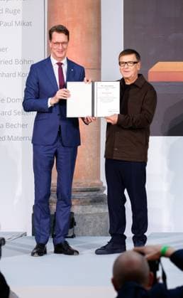 04.11.2025. Düsseldorf. NRW-Ministerpräsident Hendrik Wüst verleiht den Staatspreis an Fotograf Andreas Gursky. Die Laudatio auf den Preisträger hält Susanne Pfeffer, Direktorin des Museums für Moderne Künste in Frankfurt a. M., Camillo Grewe wird die Verleihung musikalisch untermalen. Als enge Vertraute Gurskys werden Andreas Frege (alias Campino) und Günther Netzer ebenfalls an der Veranstaltung und einem Talk über Andreas Gursky teilnehmen. Moderiert wird der Staatspreis von Judith Rakers. Düsseldorf K21, Kunstsammlung Nordrhein-Westfalen Nordrhein-Westfalen Deutschland