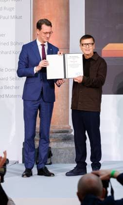 04.11.2025. Düsseldorf. NRW-Ministerpräsident Hendrik Wüst verleiht den Staatspreis an Fotograf Andreas Gursky. Die Laudatio auf den Preisträger hält Susanne Pfeffer, Direktorin des Museums für Moderne Künste in Frankfurt a. M., Camillo Grewe wird die Verleihung musikalisch untermalen. Als enge Vertraute Gurskys werden Andreas Frege (alias Campino) und Günther Netzer ebenfalls an der Veranstaltung und einem Talk über Andreas Gursky teilnehmen. Moderiert wird der Staatspreis von Judith Rakers. Düsseldorf K21, Kunstsammlung Nordrhein-Westfalen Nordrhein-Westfalen Deutschland