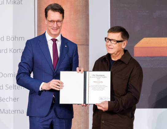 04.11.2025. Düsseldorf. NRW-Ministerpräsident Hendrik Wüst verleiht den Staatspreis an Fotograf Andreas Gursky. Die Laudatio auf den Preisträger hält Susanne Pfeffer, Direktorin des Museums für Moderne Künste in Frankfurt a. M., Camillo Grewe wird die Verleihung musikalisch untermalen. Als enge Vertraute Gurskys werden Andreas Frege (alias Campino) und Günther Netzer ebenfalls an der Veranstaltung und einem Talk über Andreas Gursky teilnehmen. Moderiert wird der Staatspreis von Judith Rakers. Düsseldorf K21, Kunstsammlung Nordrhein-Westfalen Nordrhein-Westfalen Deutschland