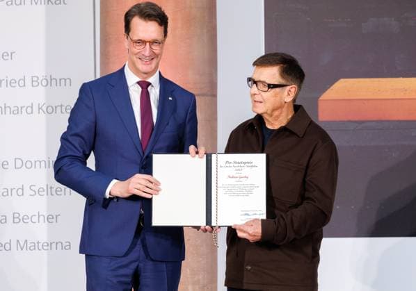 04.11.2025. Düsseldorf. NRW-Ministerpräsident Hendrik Wüst verleiht den Staatspreis an Fotograf Andreas Gursky. Die Laudatio auf den Preisträger hält Susanne Pfeffer, Direktorin des Museums für Moderne Künste in Frankfurt a. M., Camillo Grewe wird die Verleihung musikalisch untermalen. Als enge Vertraute Gurskys werden Andreas Frege (alias Campino) und Günther Netzer ebenfalls an der Veranstaltung und einem Talk über Andreas Gursky teilnehmen. Moderiert wird der Staatspreis von Judith Rakers. Düsseldorf K21, Kunstsammlung Nordrhein-Westfalen Nordrhein-Westfalen Deutschland