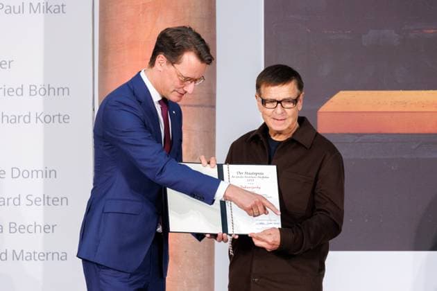 04.11.2025. Düsseldorf. NRW-Ministerpräsident Hendrik Wüst verleiht den Staatspreis an Fotograf Andreas Gursky. Die Laudatio auf den Preisträger hält Susanne Pfeffer, Direktorin des Museums für Moderne Künste in Frankfurt a. M., Camillo Grewe wird die Verleihung musikalisch untermalen. Als enge Vertraute Gurskys werden Andreas Frege (alias Campino) und Günther Netzer ebenfalls an der Veranstaltung und einem Talk über Andreas Gursky teilnehmen. Moderiert wird der Staatspreis von Judith Rakers. Düsseldorf K21, Kunstsammlung Nordrhein-Westfalen Nordrhein-Westfalen Deutschland