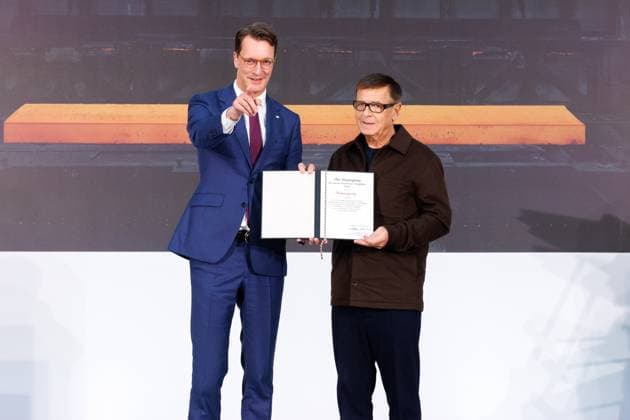 04.11.2025. Düsseldorf. NRW-Ministerpräsident Hendrik Wüst verleiht den Staatspreis an Fotograf Andreas Gursky. Die Laudatio auf den Preisträger hält Susanne Pfeffer, Direktorin des Museums für Moderne Künste in Frankfurt a. M., Camillo Grewe wird die Verleihung musikalisch untermalen. Als enge Vertraute Gurskys werden Andreas Frege (alias Campino) und Günther Netzer ebenfalls an der Veranstaltung und einem Talk über Andreas Gursky teilnehmen. Moderiert wird der Staatspreis von Judith Rakers. Düsseldorf K21, Kunstsammlung Nordrhein-Westfalen Nordrhein-Westfalen Deutschland
