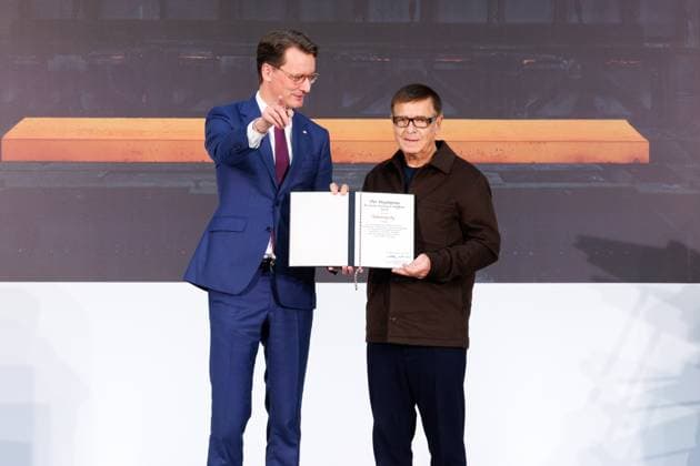 04.11.2025. Düsseldorf. NRW-Ministerpräsident Hendrik Wüst verleiht den Staatspreis an Fotograf Andreas Gursky. Die Laudatio auf den Preisträger hält Susanne Pfeffer, Direktorin des Museums für Moderne Künste in Frankfurt a. M., Camillo Grewe wird die Verleihung musikalisch untermalen. Als enge Vertraute Gurskys werden Andreas Frege (alias Campino) und Günther Netzer ebenfalls an der Veranstaltung und einem Talk über Andreas Gursky teilnehmen. Moderiert wird der Staatspreis von Judith Rakers. Düsseldorf K21, Kunstsammlung Nordrhein-Westfalen Nordrhein-Westfalen Deutschland