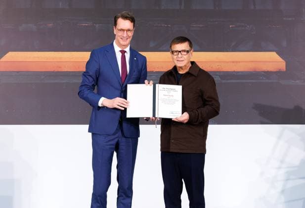 04.11.2025. Düsseldorf. NRW-Ministerpräsident Hendrik Wüst verleiht den Staatspreis an Fotograf Andreas Gursky. Die Laudatio auf den Preisträger hält Susanne Pfeffer, Direktorin des Museums für Moderne Künste in Frankfurt a. M., Camillo Grewe wird die Verleihung musikalisch untermalen. Als enge Vertraute Gurskys werden Andreas Frege (alias Campino) und Günther Netzer ebenfalls an der Veranstaltung und einem Talk über Andreas Gursky teilnehmen. Moderiert wird der Staatspreis von Judith Rakers. Düsseldorf K21, Kunstsammlung Nordrhein-Westfalen Nordrhein-Westfalen Deutschland