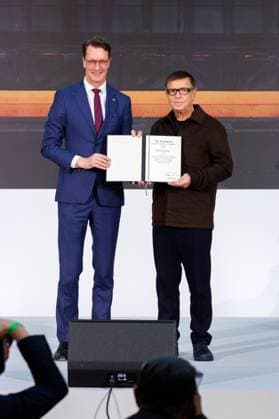 04.11.2025. Düsseldorf. NRW-Ministerpräsident Hendrik Wüst verleiht den Staatspreis an Fotograf Andreas Gursky. Die Laudatio auf den Preisträger hält Susanne Pfeffer, Direktorin des Museums für Moderne Künste in Frankfurt a. M., Camillo Grewe wird die Verleihung musikalisch untermalen. Als enge Vertraute Gurskys werden Andreas Frege (alias Campino) und Günther Netzer ebenfalls an der Veranstaltung und einem Talk über Andreas Gursky teilnehmen. Moderiert wird der Staatspreis von Judith Rakers. Düsseldorf K21, Kunstsammlung Nordrhein-Westfalen Nordrhein-Westfalen Deutschland