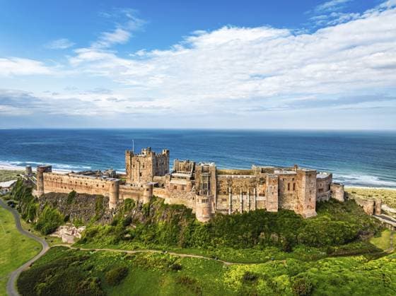 Bamburgh Castle aus einer Drohne, Northumberland, Nordostküste, England, Großbritannien Bamburgh Castle from a drone, Northumberland, Northeast Coast, England, United Kingdom Copyright: imageBROKER MaciejxOlszewski ibxmao15232014.jpg