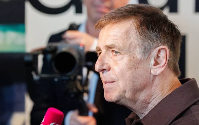 04.11.2025. Düsseldorf. NRW-Ministerpräsident Hendrik Wüst verleiht den Staatspreis an Fotograf Andreas Gursky. Die Laudatio auf den Preisträger hält Susanne Pfeffer, Direktorin des Museums für Moderne Künste in Frankfurt a. M., Camillo Grewe wird die Verleihung musikalisch untermalen. Als enge Vertraute Gurskys werden Andreas Frege (alias Campino) und Günther Netzer ebenfalls an der Veranstaltung und einem Talk über Andreas Gursky teilnehmen. Moderiert wird der Staatspreis von Judith Rakers. Düsseldorf K21, Kunstsammlung Nordrhein-Westfalen Nordrhein-Westfalen Deutschland
