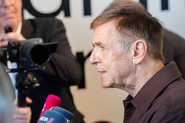 04.11.2025. Düsseldorf. NRW-Ministerpräsident Hendrik Wüst verleiht den Staatspreis an Fotograf Andreas Gursky. Die Laudatio auf den Preisträger hält Susanne Pfeffer, Direktorin des Museums für Moderne Künste in Frankfurt a. M., Camillo Grewe wird die Verleihung musikalisch untermalen. Als enge Vertraute Gurskys werden Andreas Frege (alias Campino) und Günther Netzer ebenfalls an der Veranstaltung und einem Talk über Andreas Gursky teilnehmen. Moderiert wird der Staatspreis von Judith Rakers. Düsseldorf K21, Kunstsammlung Nordrhein-Westfalen Nordrhein-Westfalen Deutschland