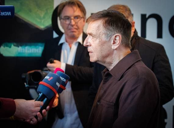 04.11.2025. Düsseldorf. NRW-Ministerpräsident Hendrik Wüst verleiht den Staatspreis an Fotograf Andreas Gursky. Die Laudatio auf den Preisträger hält Susanne Pfeffer, Direktorin des Museums für Moderne Künste in Frankfurt a. M., Camillo Grewe wird die Verleihung musikalisch untermalen. Als enge Vertraute Gurskys werden Andreas Frege (alias Campino) und Günther Netzer ebenfalls an der Veranstaltung und einem Talk über Andreas Gursky teilnehmen. Moderiert wird der Staatspreis von Judith Rakers. Düsseldorf K21, Kunstsammlung Nordrhein-Westfalen Nordrhein-Westfalen Deutschland