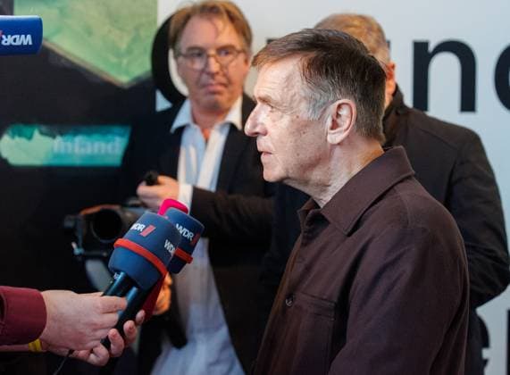 04.11.2025. Düsseldorf. NRW-Ministerpräsident Hendrik Wüst verleiht den Staatspreis an Fotograf Andreas Gursky. Die Laudatio auf den Preisträger hält Susanne Pfeffer, Direktorin des Museums für Moderne Künste in Frankfurt a. M., Camillo Grewe wird die Verleihung musikalisch untermalen. Als enge Vertraute Gurskys werden Andreas Frege (alias Campino) und Günther Netzer ebenfalls an der Veranstaltung und einem Talk über Andreas Gursky teilnehmen. Moderiert wird der Staatspreis von Judith Rakers. Düsseldorf K21, Kunstsammlung Nordrhein-Westfalen Nordrhein-Westfalen Deutschland