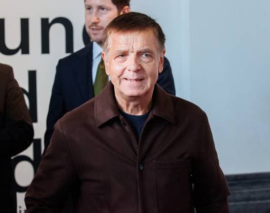 04.11.2025. Düsseldorf. NRW-Ministerpräsident Hendrik Wüst verleiht den Staatspreis an Fotograf Andreas Gursky. Die Laudatio auf den Preisträger hält Susanne Pfeffer, Direktorin des Museums für Moderne Künste in Frankfurt a. M., Camillo Grewe wird die Verleihung musikalisch untermalen. Als enge Vertraute Gurskys werden Andreas Frege (alias Campino) und Günther Netzer ebenfalls an der Veranstaltung und einem Talk über Andreas Gursky teilnehmen. Moderiert wird der Staatspreis von Judith Rakers. Düsseldorf K21, Kunstsammlung Nordrhein-Westfalen Nordrhein-Westfalen Deutschland