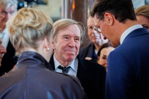 04.11.2025. Düsseldorf. NRW-Ministerpräsident Hendrik Wüst verleiht den Staatspreis an Fotograf Andreas Gursky. Die Laudatio auf den Preisträger hält Susanne Pfeffer, Direktorin des Museums für Moderne Künste in Frankfurt a. M., Camillo Grewe wird die Verleihung musikalisch untermalen. Als enge Vertraute Gurskys werden Andreas Frege (alias Campino) und Günther Netzer ebenfalls an der Veranstaltung und einem Talk über Andreas Gursky teilnehmen. Moderiert wird der Staatspreis von Judith Rakers. Düsseldorf K21, Kunstsammlung Nordrhein-Westfalen Nordrhein-Westfalen Deutschland
