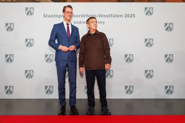 04.11.2025. Düsseldorf. NRW-Ministerpräsident Hendrik Wüst verleiht den Staatspreis an Fotograf Andreas Gursky. Die Laudatio auf den Preisträger hält Susanne Pfeffer, Direktorin des Museums für Moderne Künste in Frankfurt a. M., Camillo Grewe wird die Verleihung musikalisch untermalen. Als enge Vertraute Gurskys werden Andreas Frege (alias Campino) und Günther Netzer ebenfalls an der Veranstaltung und einem Talk über Andreas Gursky teilnehmen. Moderiert wird der Staatspreis von Judith Rakers. Düsseldorf K21, Kunstsammlung Nordrhein-Westfalen Nordrhein-Westfalen Deutschland