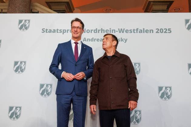 04.11.2025. Düsseldorf. NRW-Ministerpräsident Hendrik Wüst verleiht den Staatspreis an Fotograf Andreas Gursky. Die Laudatio auf den Preisträger hält Susanne Pfeffer, Direktorin des Museums für Moderne Künste in Frankfurt a. M., Camillo Grewe wird die Verleihung musikalisch untermalen. Als enge Vertraute Gurskys werden Andreas Frege (alias Campino) und Günther Netzer ebenfalls an der Veranstaltung und einem Talk über Andreas Gursky teilnehmen. Moderiert wird der Staatspreis von Judith Rakers. Düsseldorf K21, Kunstsammlung Nordrhein-Westfalen Nordrhein-Westfalen Deutschland