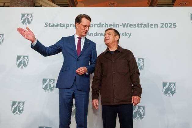 04.11.2025. Düsseldorf. NRW-Ministerpräsident Hendrik Wüst verleiht den Staatspreis an Fotograf Andreas Gursky. Die Laudatio auf den Preisträger hält Susanne Pfeffer, Direktorin des Museums für Moderne Künste in Frankfurt a. M., Camillo Grewe wird die Verleihung musikalisch untermalen. Als enge Vertraute Gurskys werden Andreas Frege (alias Campino) und Günther Netzer ebenfalls an der Veranstaltung und einem Talk über Andreas Gursky teilnehmen. Moderiert wird der Staatspreis von Judith Rakers. Düsseldorf K21, Kunstsammlung Nordrhein-Westfalen Nordrhein-Westfalen Deutschland