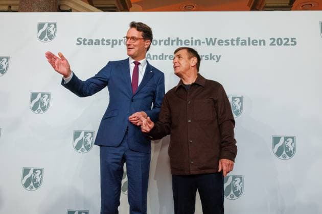 04.11.2025. Düsseldorf. NRW-Ministerpräsident Hendrik Wüst verleiht den Staatspreis an Fotograf Andreas Gursky. Die Laudatio auf den Preisträger hält Susanne Pfeffer, Direktorin des Museums für Moderne Künste in Frankfurt a. M., Camillo Grewe wird die Verleihung musikalisch untermalen. Als enge Vertraute Gurskys werden Andreas Frege (alias Campino) und Günther Netzer ebenfalls an der Veranstaltung und einem Talk über Andreas Gursky teilnehmen. Moderiert wird der Staatspreis von Judith Rakers. Düsseldorf K21, Kunstsammlung Nordrhein-Westfalen Nordrhein-Westfalen Deutschland