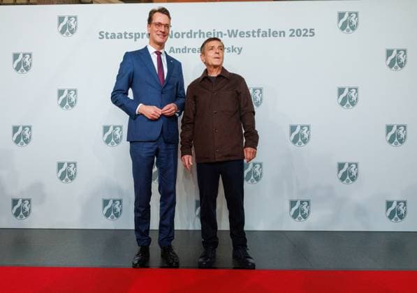 04.11.2025. Düsseldorf. NRW-Ministerpräsident Hendrik Wüst verleiht den Staatspreis an Fotograf Andreas Gursky. Die Laudatio auf den Preisträger hält Susanne Pfeffer, Direktorin des Museums für Moderne Künste in Frankfurt a. M., Camillo Grewe wird die Verleihung musikalisch untermalen. Als enge Vertraute Gurskys werden Andreas Frege (alias Campino) und Günther Netzer ebenfalls an der Veranstaltung und einem Talk über Andreas Gursky teilnehmen. Moderiert wird der Staatspreis von Judith Rakers. Düsseldorf K21, Kunstsammlung Nordrhein-Westfalen Nordrhein-Westfalen Deutschland