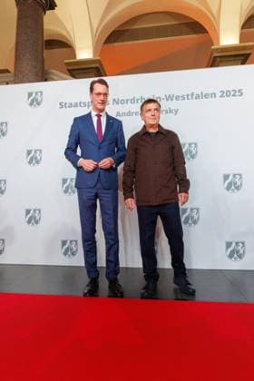 04.11.2025. Düsseldorf. NRW-Ministerpräsident Hendrik Wüst verleiht den Staatspreis an Fotograf Andreas Gursky. Die Laudatio auf den Preisträger hält Susanne Pfeffer, Direktorin des Museums für Moderne Künste in Frankfurt a. M., Camillo Grewe wird die Verleihung musikalisch untermalen. Als enge Vertraute Gurskys werden Andreas Frege (alias Campino) und Günther Netzer ebenfalls an der Veranstaltung und einem Talk über Andreas Gursky teilnehmen. Moderiert wird der Staatspreis von Judith Rakers. Düsseldorf K21, Kunstsammlung Nordrhein-Westfalen Nordrhein-Westfalen Deutschland