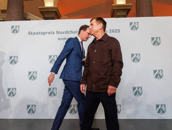 04.11.2025. Düsseldorf. NRW-Ministerpräsident Hendrik Wüst verleiht den Staatspreis an Fotograf Andreas Gursky. Die Laudatio auf den Preisträger hält Susanne Pfeffer, Direktorin des Museums für Moderne Künste in Frankfurt a. M., Camillo Grewe wird die Verleihung musikalisch untermalen. Als enge Vertraute Gurskys werden Andreas Frege (alias Campino) und Günther Netzer ebenfalls an der Veranstaltung und einem Talk über Andreas Gursky teilnehmen. Moderiert wird der Staatspreis von Judith Rakers. Düsseldorf K21, Kunstsammlung Nordrhein-Westfalen Nordrhein-Westfalen Deutschland