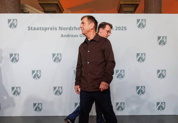 04.11.2025. Düsseldorf. NRW-Ministerpräsident Hendrik Wüst verleiht den Staatspreis an Fotograf Andreas Gursky. Die Laudatio auf den Preisträger hält Susanne Pfeffer, Direktorin des Museums für Moderne Künste in Frankfurt a. M., Camillo Grewe wird die Verleihung musikalisch untermalen. Als enge Vertraute Gurskys werden Andreas Frege (alias Campino) und Günther Netzer ebenfalls an der Veranstaltung und einem Talk über Andreas Gursky teilnehmen. Moderiert wird der Staatspreis von Judith Rakers. Düsseldorf K21, Kunstsammlung Nordrhein-Westfalen Nordrhein-Westfalen Deutschland