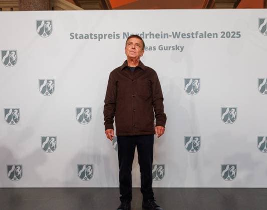 04.11.2025. Düsseldorf. NRW-Ministerpräsident Hendrik Wüst verleiht den Staatspreis an Fotograf Andreas Gursky. Die Laudatio auf den Preisträger hält Susanne Pfeffer, Direktorin des Museums für Moderne Künste in Frankfurt a. M., Camillo Grewe wird die Verleihung musikalisch untermalen. Als enge Vertraute Gurskys werden Andreas Frege (alias Campino) und Günther Netzer ebenfalls an der Veranstaltung und einem Talk über Andreas Gursky teilnehmen. Moderiert wird der Staatspreis von Judith Rakers. Düsseldorf K21, Kunstsammlung Nordrhein-Westfalen Nordrhein-Westfalen Deutschland