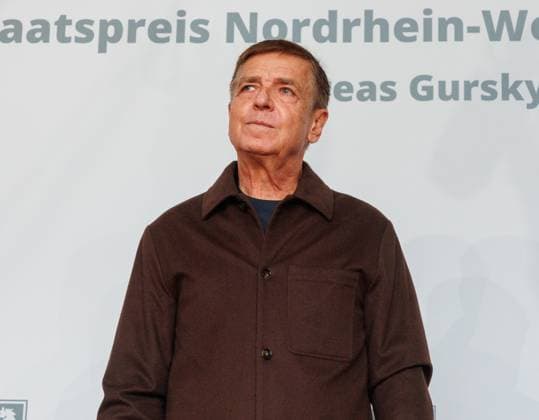 04.11.2025. Düsseldorf. NRW-Ministerpräsident Hendrik Wüst verleiht den Staatspreis an Fotograf Andreas Gursky. Die Laudatio auf den Preisträger hält Susanne Pfeffer, Direktorin des Museums für Moderne Künste in Frankfurt a. M., Camillo Grewe wird die Verleihung musikalisch untermalen. Als enge Vertraute Gurskys werden Andreas Frege (alias Campino) und Günther Netzer ebenfalls an der Veranstaltung und einem Talk über Andreas Gursky teilnehmen. Moderiert wird der Staatspreis von Judith Rakers. Düsseldorf K21, Kunstsammlung Nordrhein-Westfalen Nordrhein-Westfalen Deutschland