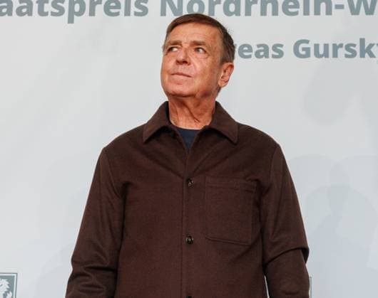 04.11.2025. Düsseldorf. NRW-Ministerpräsident Hendrik Wüst verleiht den Staatspreis an Fotograf Andreas Gursky. Die Laudatio auf den Preisträger hält Susanne Pfeffer, Direktorin des Museums für Moderne Künste in Frankfurt a. M., Camillo Grewe wird die Verleihung musikalisch untermalen. Als enge Vertraute Gurskys werden Andreas Frege (alias Campino) und Günther Netzer ebenfalls an der Veranstaltung und einem Talk über Andreas Gursky teilnehmen. Moderiert wird der Staatspreis von Judith Rakers. Düsseldorf K21, Kunstsammlung Nordrhein-Westfalen Nordrhein-Westfalen Deutschland