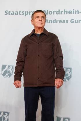 04.11.2025. Düsseldorf. NRW-Ministerpräsident Hendrik Wüst verleiht den Staatspreis an Fotograf Andreas Gursky. Die Laudatio auf den Preisträger hält Susanne Pfeffer, Direktorin des Museums für Moderne Künste in Frankfurt a. M., Camillo Grewe wird die Verleihung musikalisch untermalen. Als enge Vertraute Gurskys werden Andreas Frege (alias Campino) und Günther Netzer ebenfalls an der Veranstaltung und einem Talk über Andreas Gursky teilnehmen. Moderiert wird der Staatspreis von Judith Rakers. Düsseldorf K21, Kunstsammlung Nordrhein-Westfalen Nordrhein-Westfalen Deutschland
