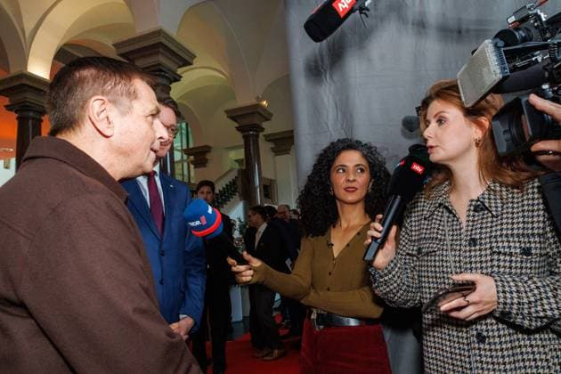 04.11.2025. Düsseldorf. NRW-Ministerpräsident Hendrik Wüst verleiht den Staatspreis an Fotograf Andreas Gursky. Die Laudatio auf den Preisträger hält Susanne Pfeffer, Direktorin des Museums für Moderne Künste in Frankfurt a. M., Camillo Grewe wird die Verleihung musikalisch untermalen. Als enge Vertraute Gurskys werden Andreas Frege (alias Campino) und Günther Netzer ebenfalls an der Veranstaltung und einem Talk über Andreas Gursky teilnehmen. Moderiert wird der Staatspreis von Judith Rakers. Düsseldorf K21, Kunstsammlung Nordrhein-Westfalen Nordrhein-Westfalen Deutschland