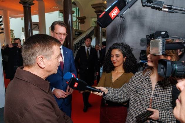 04.11.2025. Düsseldorf. NRW-Ministerpräsident Hendrik Wüst verleiht den Staatspreis an Fotograf Andreas Gursky. Die Laudatio auf den Preisträger hält Susanne Pfeffer, Direktorin des Museums für Moderne Künste in Frankfurt a. M., Camillo Grewe wird die Verleihung musikalisch untermalen. Als enge Vertraute Gurskys werden Andreas Frege (alias Campino) und Günther Netzer ebenfalls an der Veranstaltung und einem Talk über Andreas Gursky teilnehmen. Moderiert wird der Staatspreis von Judith Rakers. Düsseldorf K21, Kunstsammlung Nordrhein-Westfalen Nordrhein-Westfalen Deutschland