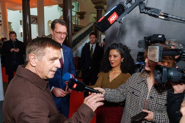 04.11.2025. Düsseldorf. NRW-Ministerpräsident Hendrik Wüst verleiht den Staatspreis an Fotograf Andreas Gursky. Die Laudatio auf den Preisträger hält Susanne Pfeffer, Direktorin des Museums für Moderne Künste in Frankfurt a. M., Camillo Grewe wird die Verleihung musikalisch untermalen. Als enge Vertraute Gurskys werden Andreas Frege (alias Campino) und Günther Netzer ebenfalls an der Veranstaltung und einem Talk über Andreas Gursky teilnehmen. Moderiert wird der Staatspreis von Judith Rakers. Düsseldorf K21, Kunstsammlung Nordrhein-Westfalen Nordrhein-Westfalen Deutschland